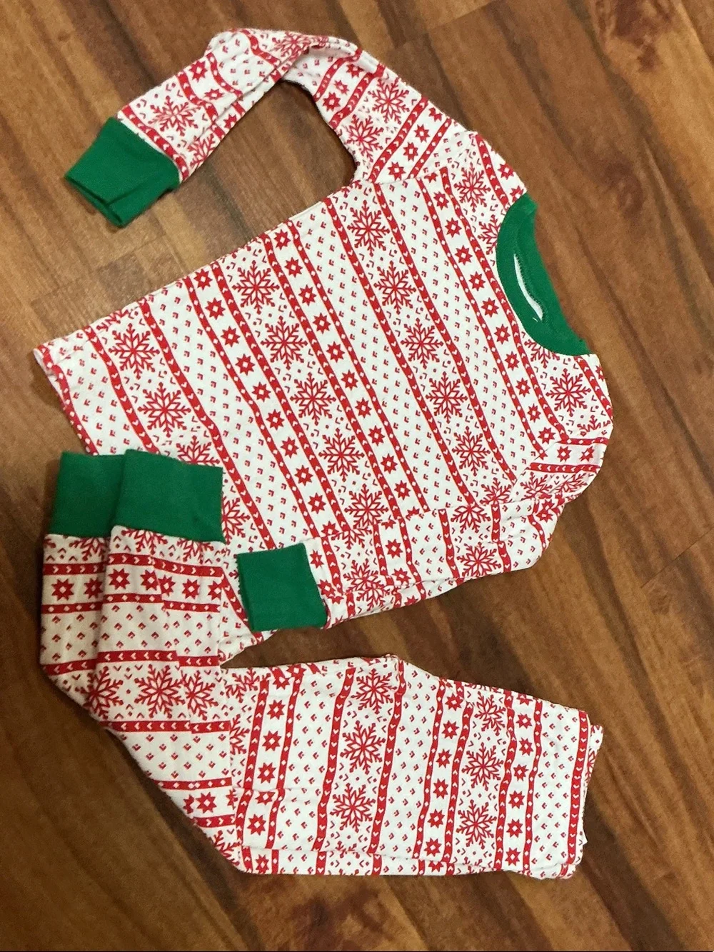 Kids Holiday Snowflake Pajama Set in Red and Green carters sz 3t great condition